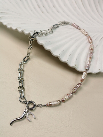 Колье с цепью и барочным жемчугом «Жемчужный оберег удачи»