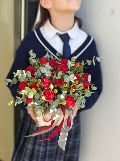 Композиция в деревянном ящике с красными кустовыми розами и эвкалиптом