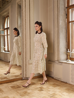 Платье с широкими манжетами