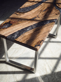 Стол из ореха с эпоксидной смолой