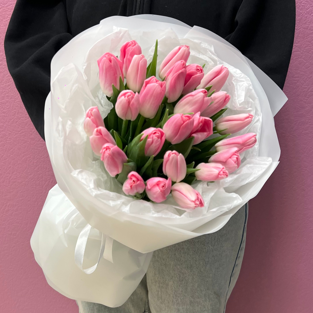 Букет свежих розовых тюльпанов