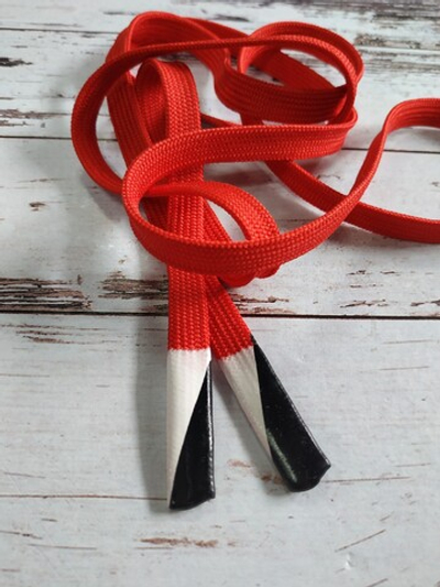 Плоский шнурок 1 см КРАСНЫЙ с силиконовым наконечником