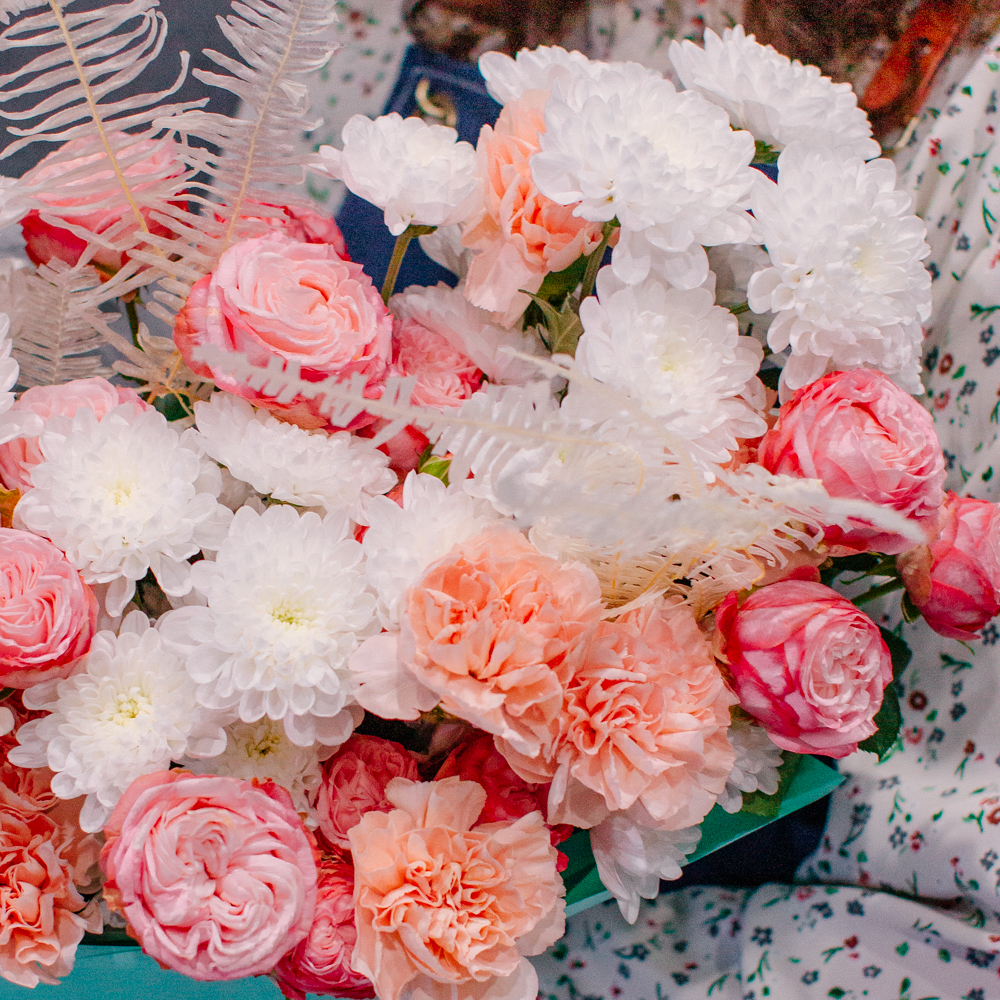 76. Пышный букет в теплых оттенках с кустовыми розами и диантусами