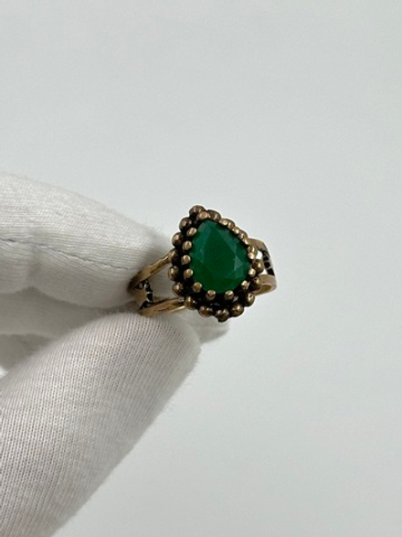 Кольцо с зелёным кристаллом