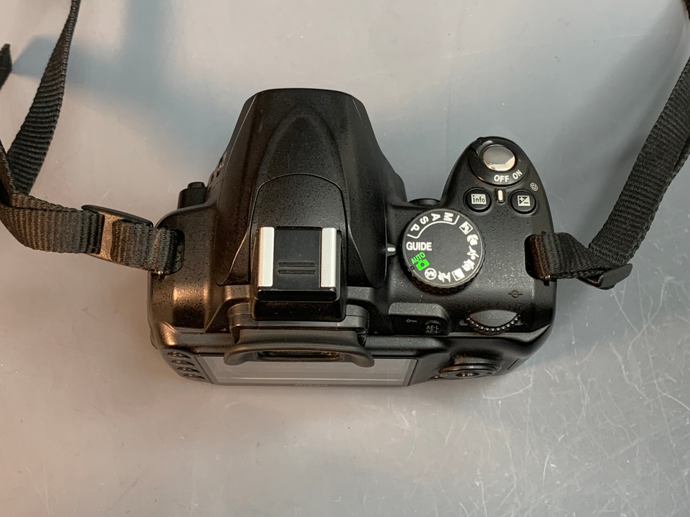 Nikon D3000 Kit 18-55mm 15.600 кадров