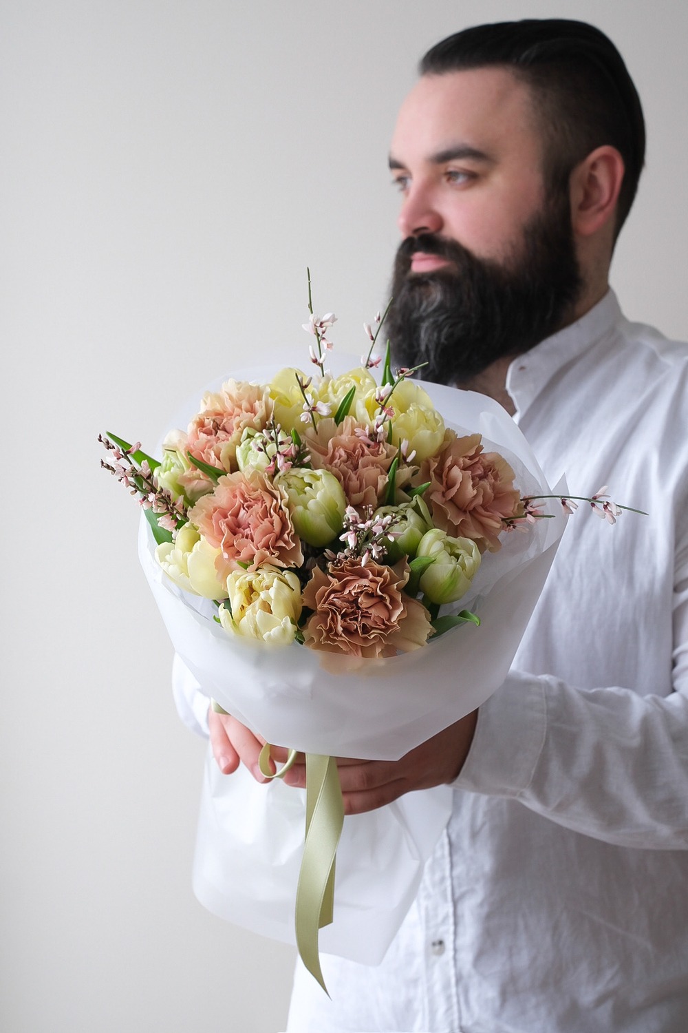 Букет с пионовидными тюльпанами Авангард, диантусами и генистой