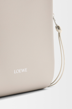 Loewe Сумка Hammock Flip из классической телячьей кожи, экрю