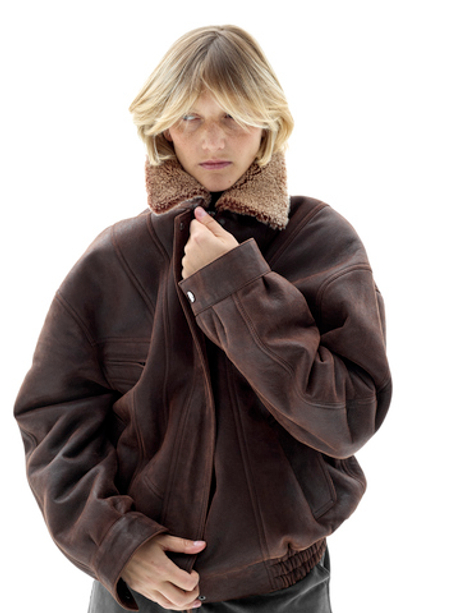 Коричневая кожаная оверсайз дубленка с отложным воротником