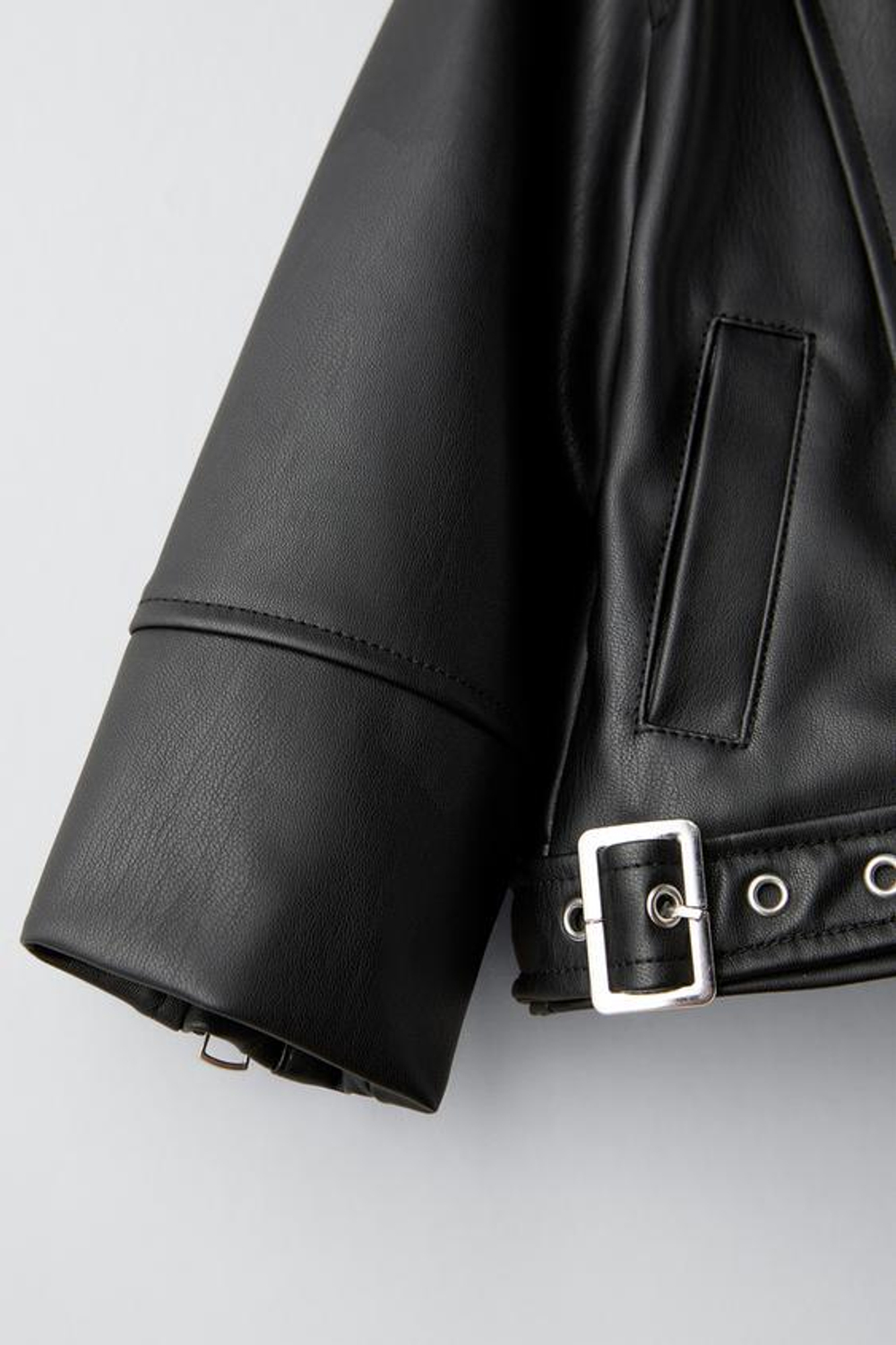 ZARA КУРТКА ИЗ ИСКУССТВЕННОЙ КОЖИ С ПРЯЖКАМИ, ЧЕРНЫЙ