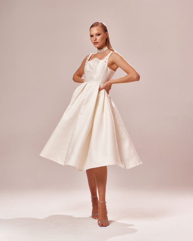 Платье нарядное с жемчугом из фактурной ткани