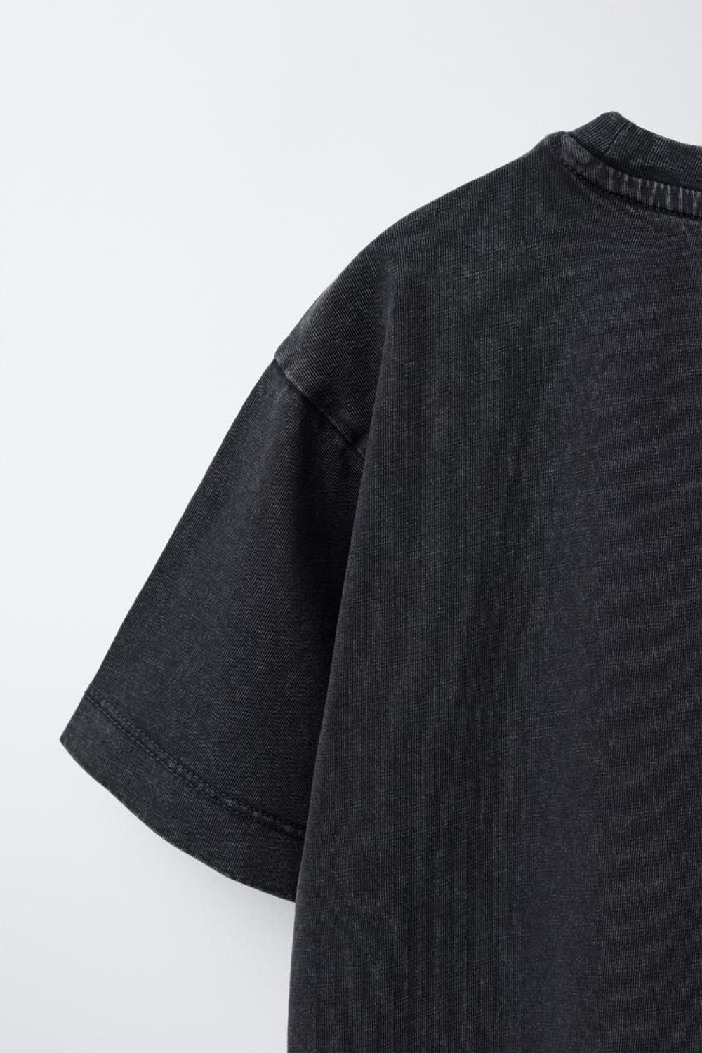 ZARA БАЗОВАЯ ФУТБОЛКА ИЗ ТКАНИ С ЭФФЕКТОМ ПОТЕРТОСТИ, АНТРАЦИТОВО-СЕРЫЙ