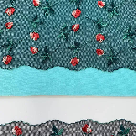 Вышивка на сетке черная/розы (левая) 21 см