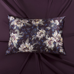 Наволочка 50x70 Mollen Лазоревый цветок ежевично-черная хлопковая