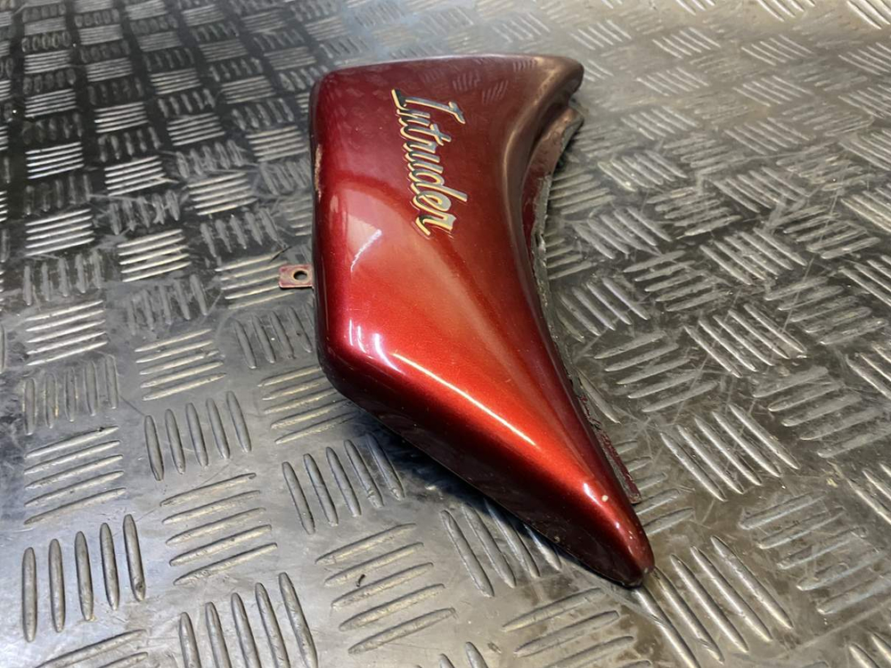 Крышка боковая левая Suzuki Intruder VS750 VR51A