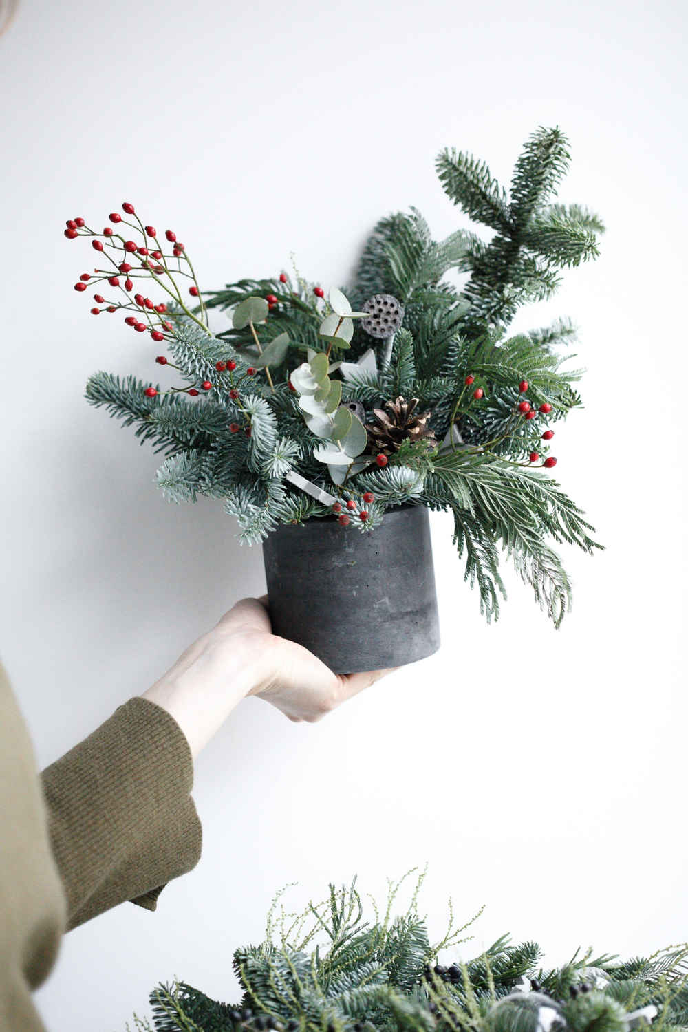 Новогодняя композиция в бетонном кашпо № 1