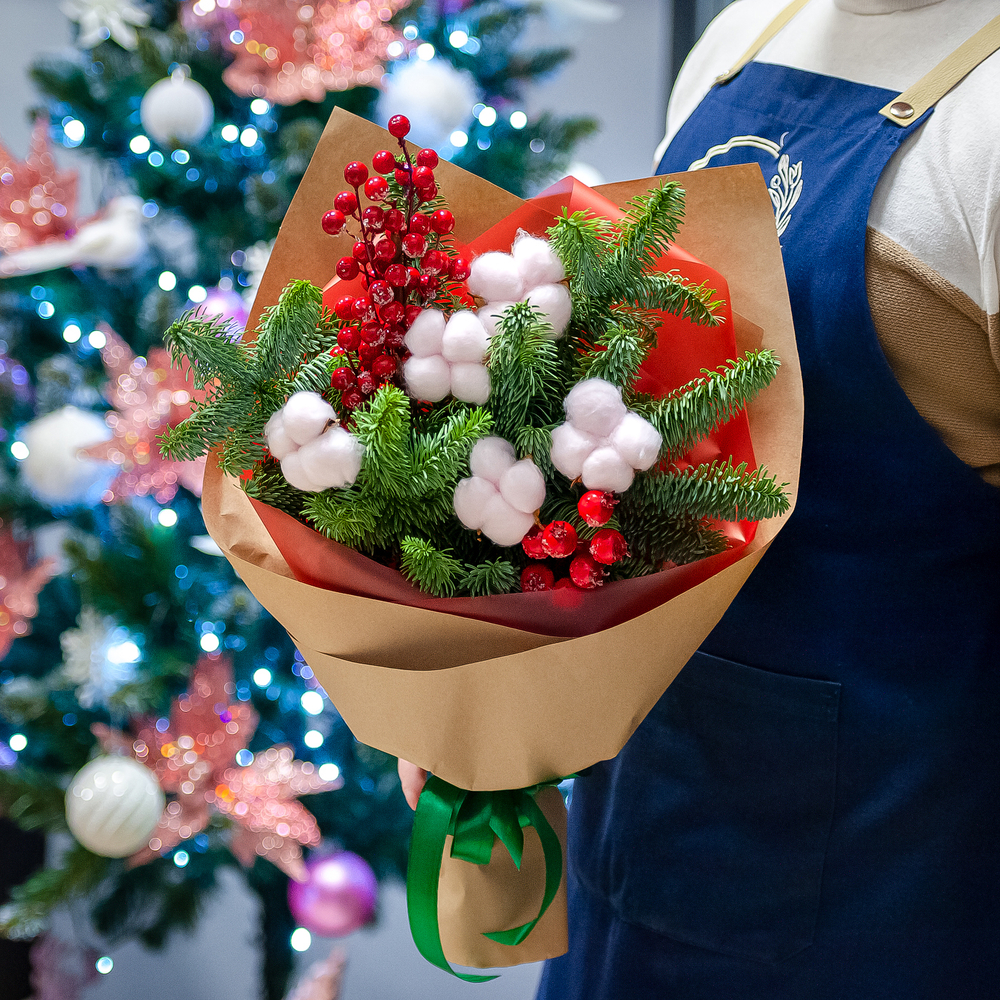 Букет из нобилиса и хлопка, оформленный в крафт