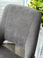 Стул М-City DISAUR Асп (Asp), поворотный на поворотный на 360 градусов, B28 темно-серый, Велюр, Черный каркас