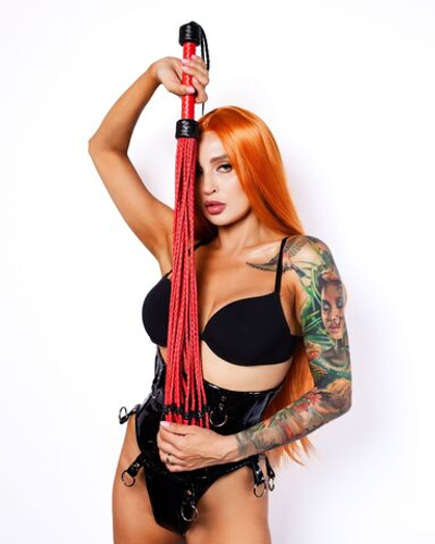 Красно-черный флоггер Scandal из натуральной кожи с бусинами на концах - 80 см. (Цвет: черный)