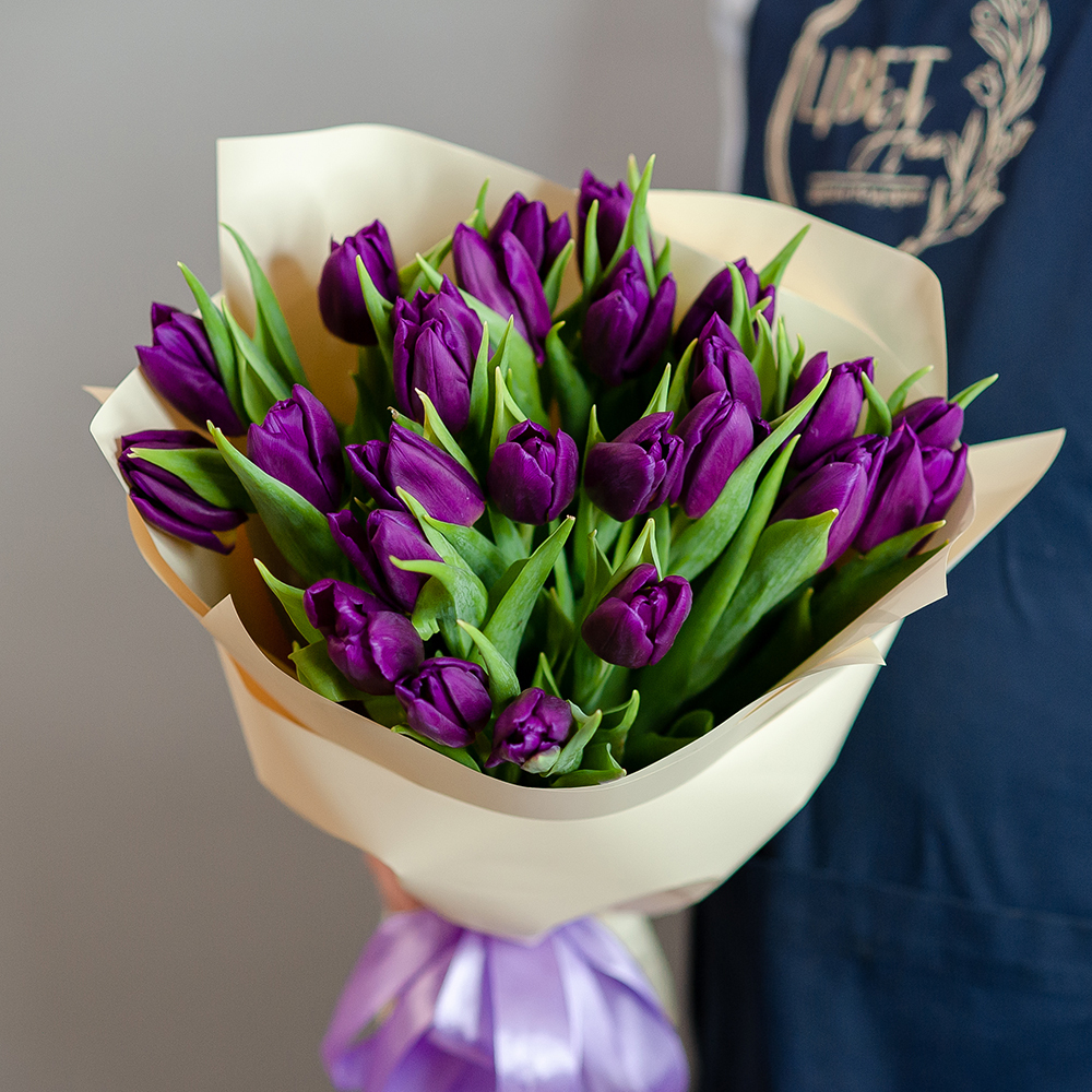 25 фиолетовых тюльпанов в оформлении