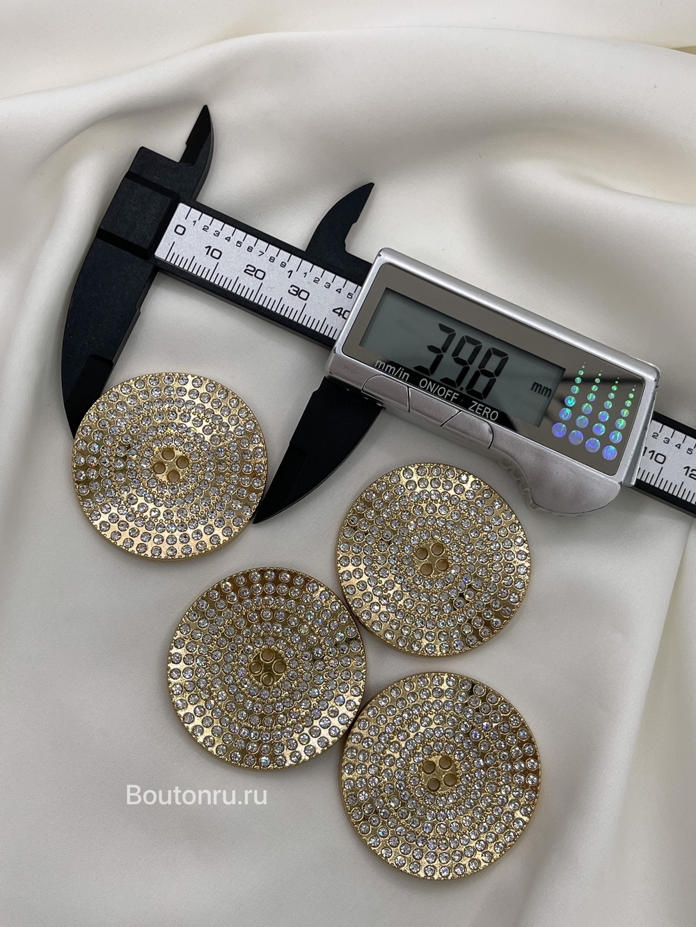 Пуговицы золотые на прокол со стразами изогнутой формы