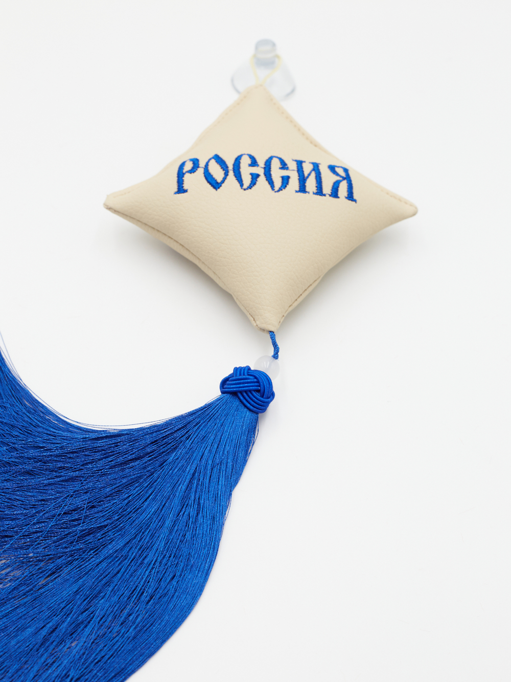 Ромб объемный на присоске РОССИЯ (экокожа, бежевый, синяя вышивка, кисть)