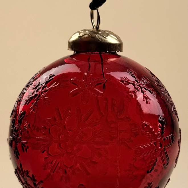 Елочный шар "Снежинка" красный, 8x8x10 см