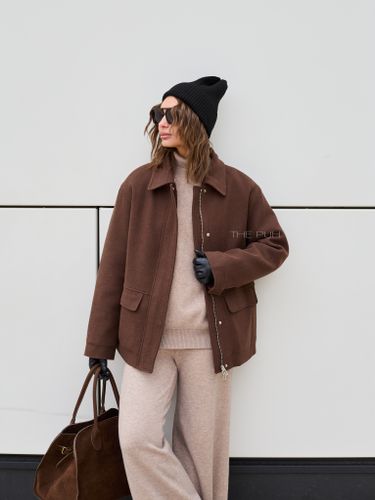 Коричневая куртка с меховым воротником