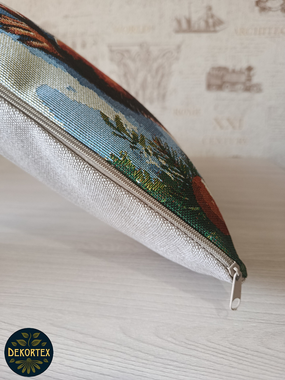 Декоративный гобеленовый чехол для интерьерной подушки Белочка 38*38