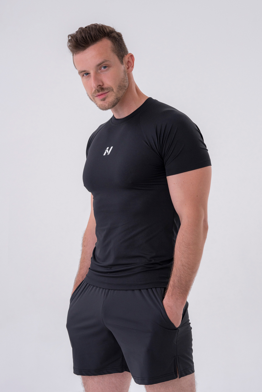 Мужская футболка Nebbia Functional Slim-fit T-shirt 324 Black