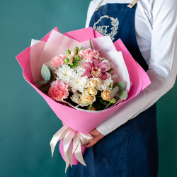 Нежный букет с диантусами и орхидеей