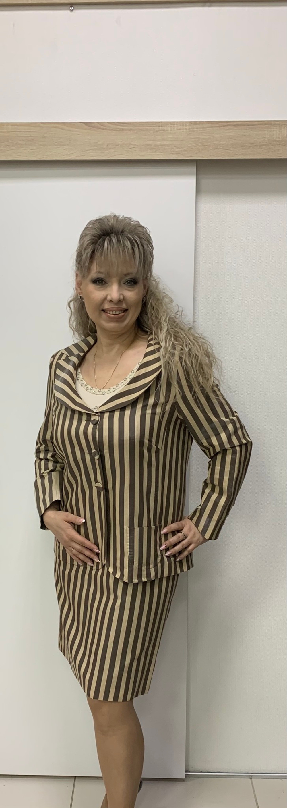 Светлый в полоску французский пиджак