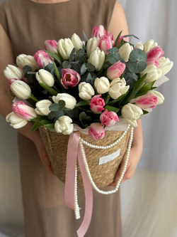 Утонченное сочетание белых и розовых тюльпанов в элегантной корзине от Флора Маркет
