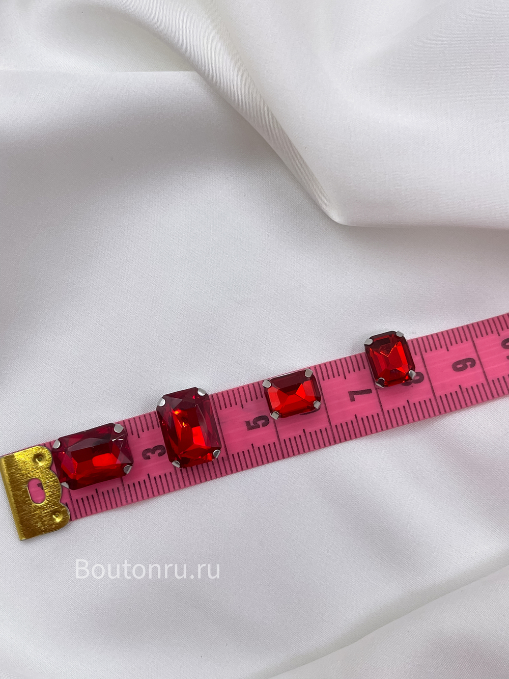 Стразы пришивные в цапах прямоугольные красные