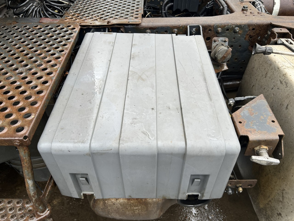 Крышка ящика АКБ