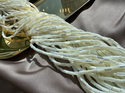 Нить бусин из натурального перламутра, трубочки 3х5мм