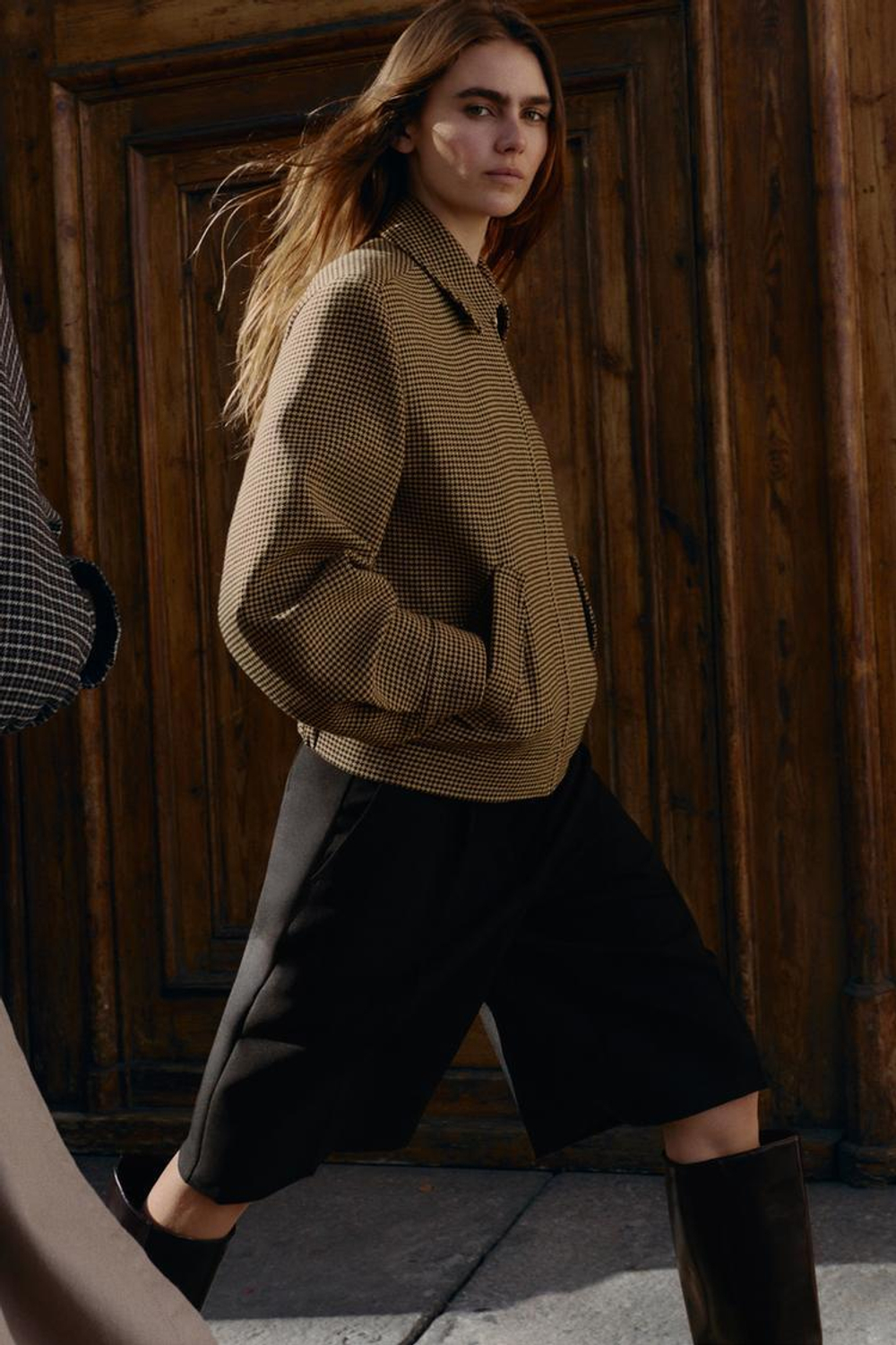 ZARA БОМБЕР В ГУСИНУЮ ЛАПКУ С ПОДПЛЕЧНИКАМИ, ЧЕРНЫЙ/КОРИЧНЕВЫЙ