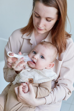 Дозатор Happy Baby с мерным стаканчиком-колпачком для введения жидкостей