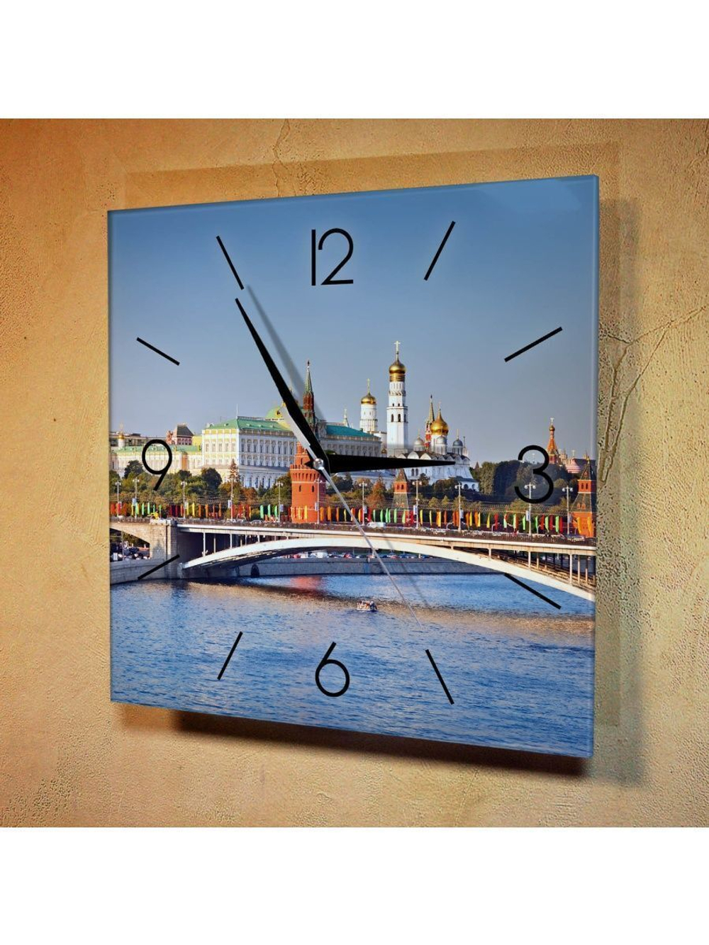 Часы с видом на Кремль Москва 18 02