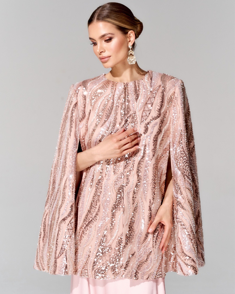 Кейп с вышивкой ручной работы