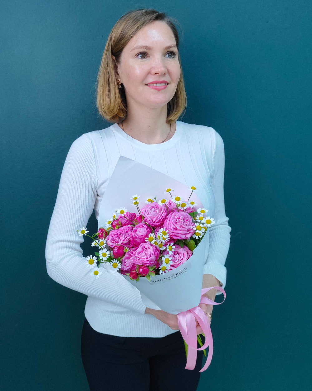 Букет из кустовой розы и матрикарии(00484)