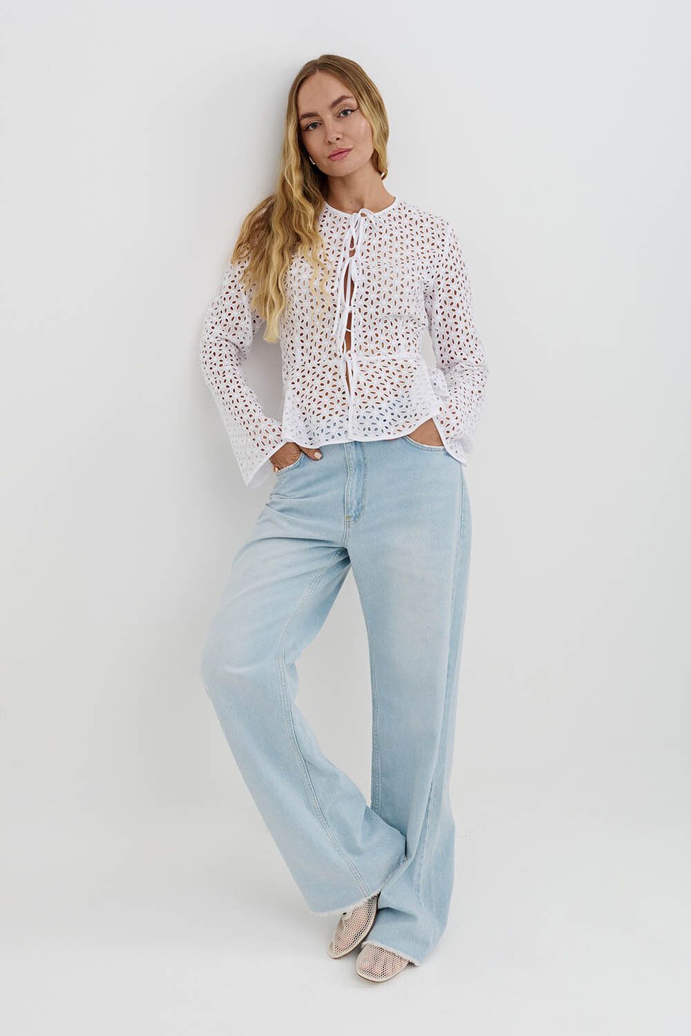 Блуза из шитья на завязках с баской белого цвета