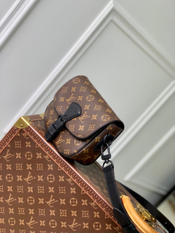 Louis Vuitton Montsouris Messenger PM