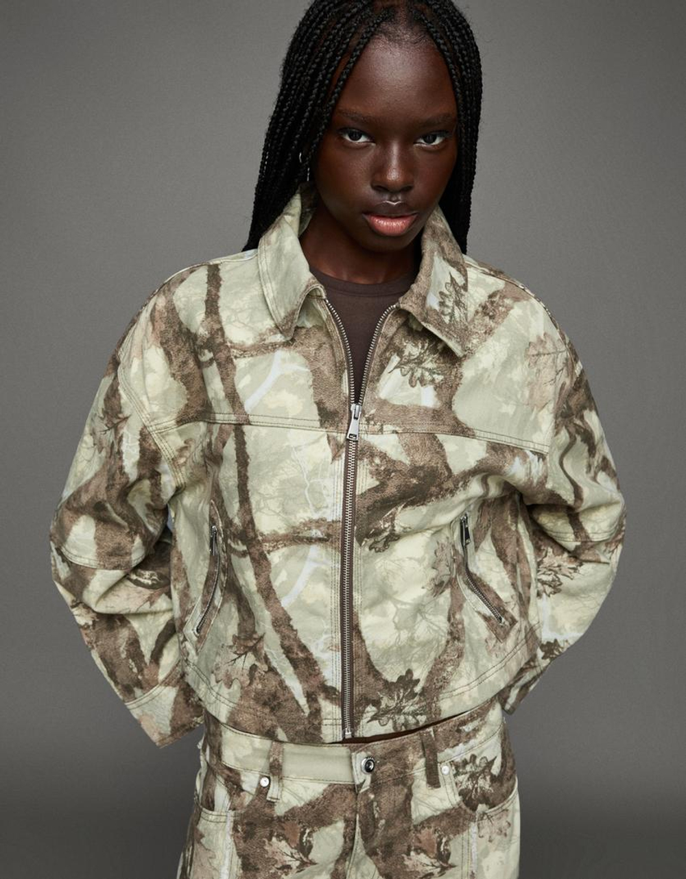 BERSHKA Джинсовая укороченная куртка с принтом, темно-серый