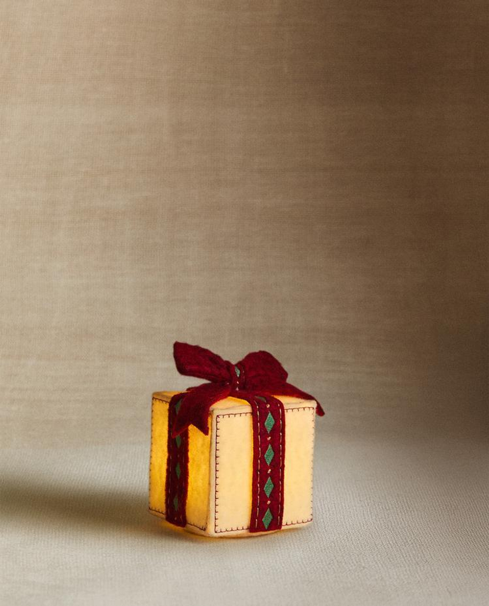 ZARA HOME МАЛЕНЬКИЙ СВЕТЯЩИЙСЯ НАПОЛЬНЫЙ РОЖДЕСТВЕНСКИЙ ПОДАРОК, ЖЕЛТОВАТО-БЕЛЫЙ