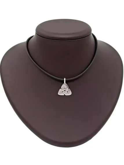 Фото серебряного оберега Триглав, вид на постаменте.