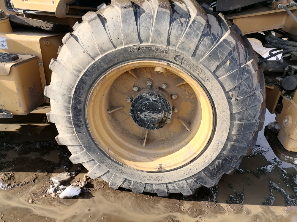 BIZON 888 Экскаватор-погрузчик 888 (Дизельный, 4,4 л, 102 л.с., АТ)