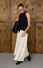 Платье в мелкий горох с открытыми плечами