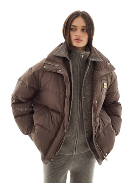 Коричневый пуховик с комбинированной рубашкой