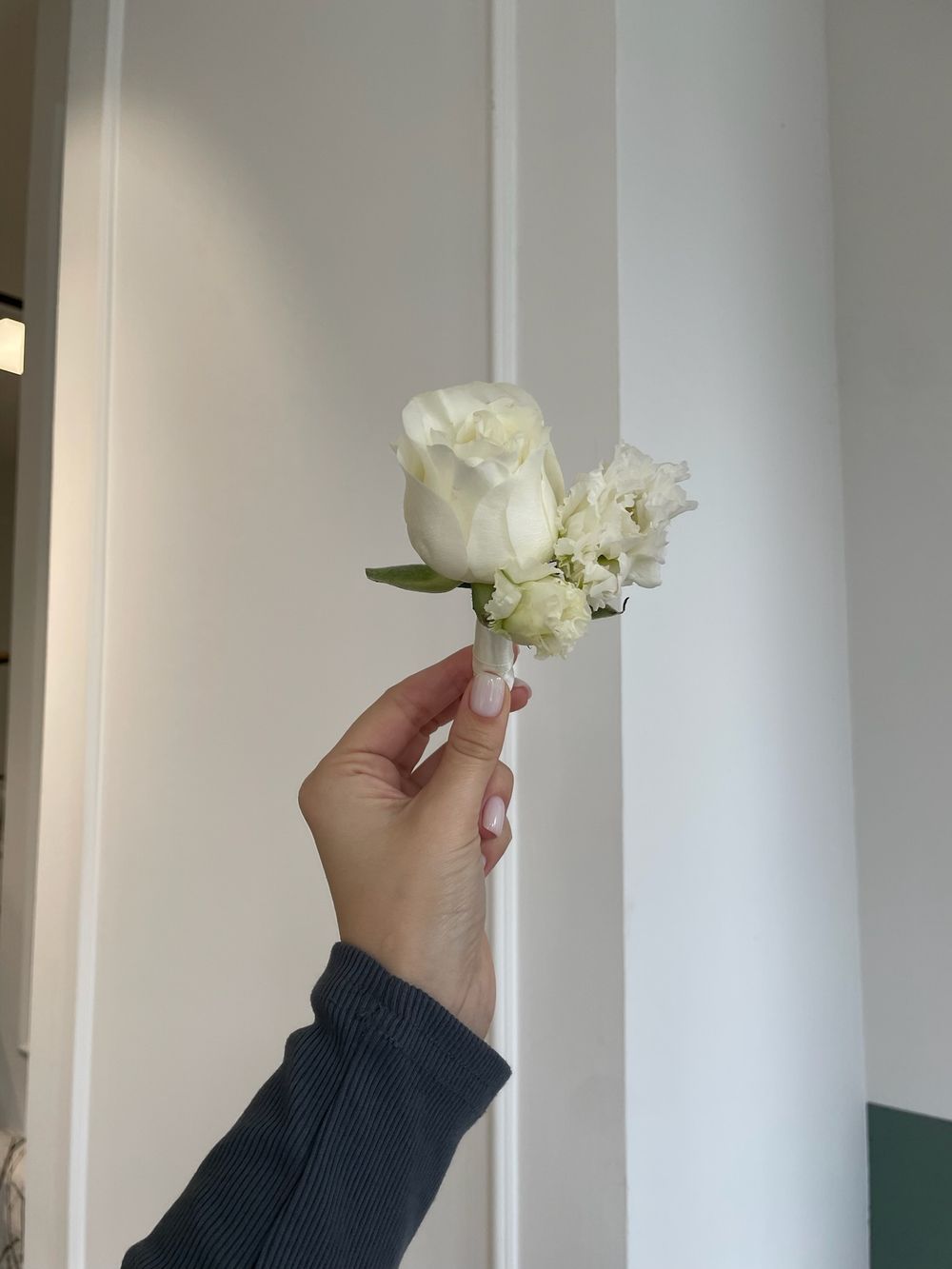 Свадебный букет из диантусов, одноголовых роз и лизиантуса