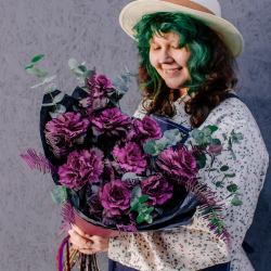 54. Дерзкий насыщенный букет с брассикой